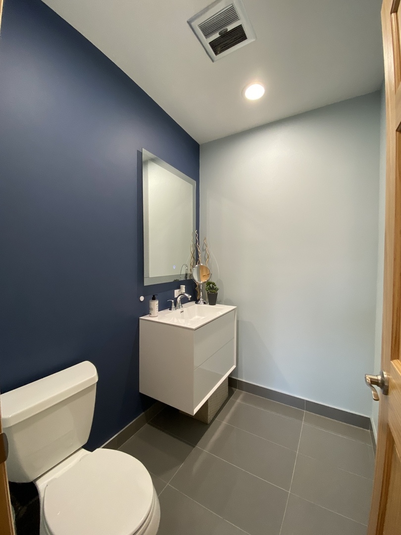 280 North Westgate Road, Unit 427 Mount Prospect, IL 60056 - Photo 18 of 23 a bathroom with a toilet a sink and mirror