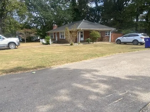 a view of a house with a yard