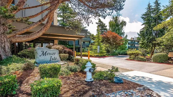 $2,500 | 2500 81st Avenue Southeast, Unit 332, Mercer Island, WA 98040