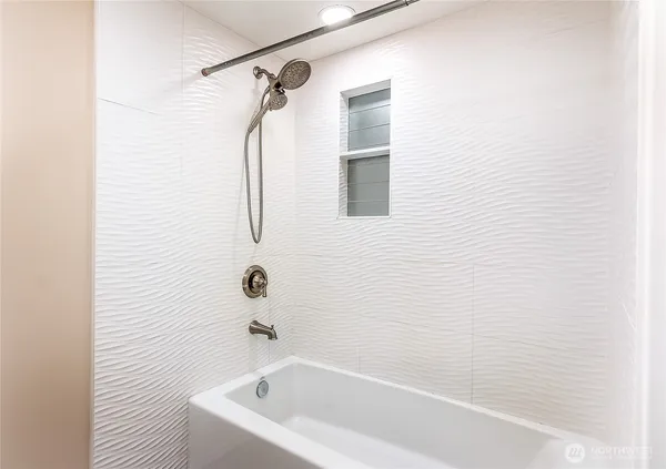 $2,500 | 2500 81st Avenue Southeast, Unit 332, Mercer Island, WA 98040