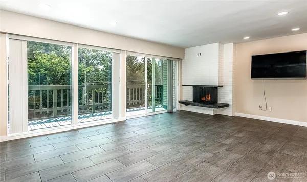 $2,500 | 2500 81st Avenue Southeast, Unit 332, Mercer Island, WA 98040