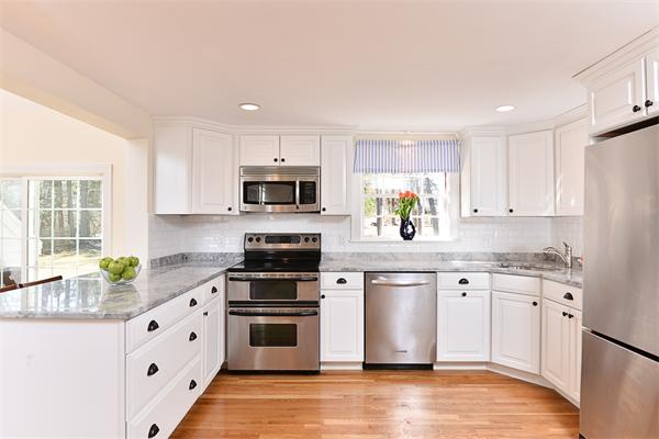24 Colonial Road Hingham, MA 02043 - Photo 6 of 25 Gallery Image 6