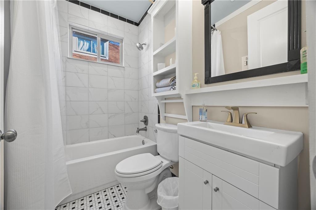 243 Bluegill Road Eatonton, GA 31024 - Photo 77 of 144 a bathroom with a sink a toilet and a bathtub