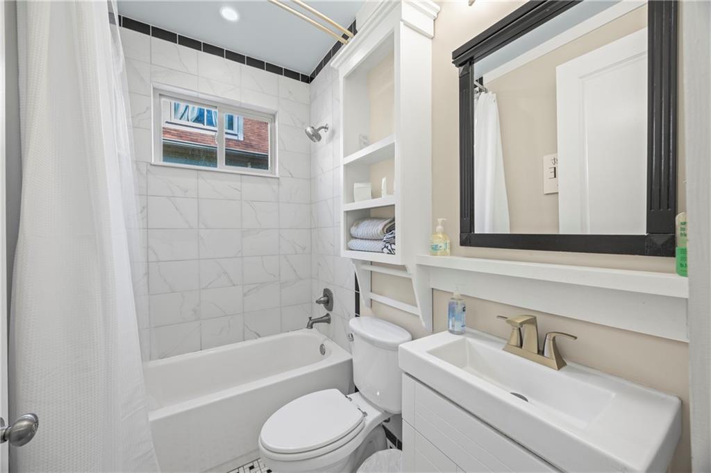 243 Bluegill Road Eatonton, GA 31024 - Photo 78 of 144 a bathroom with a toilet a sink and a bathtub