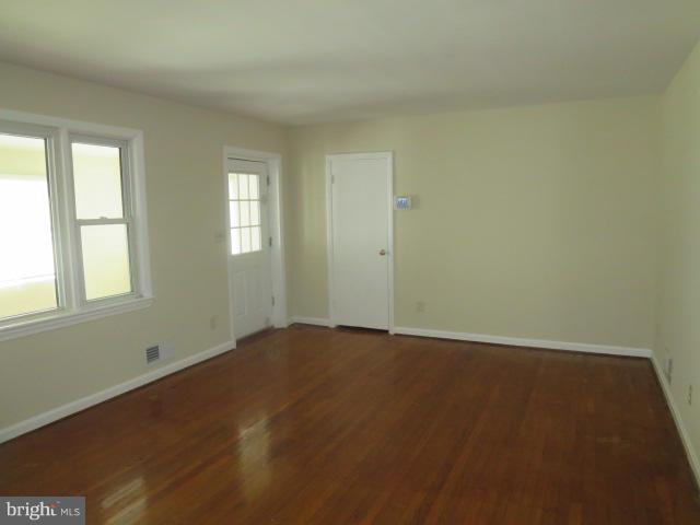 6102 Manor Road Clinton, MD 20735 - Photo 3 of 17 Living Room