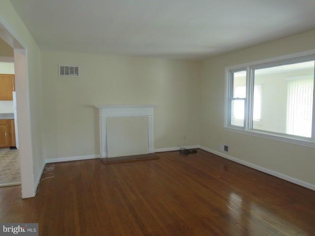 6102 Manor Road Clinton, MD 20735 - Photo 4 of 17 Living Room