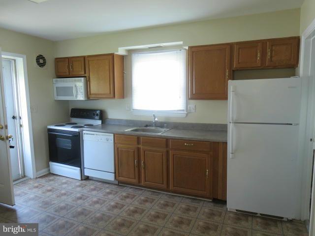 6102 Manor Road Clinton, MD 20735 - Photo 5 of 17 Kitchen