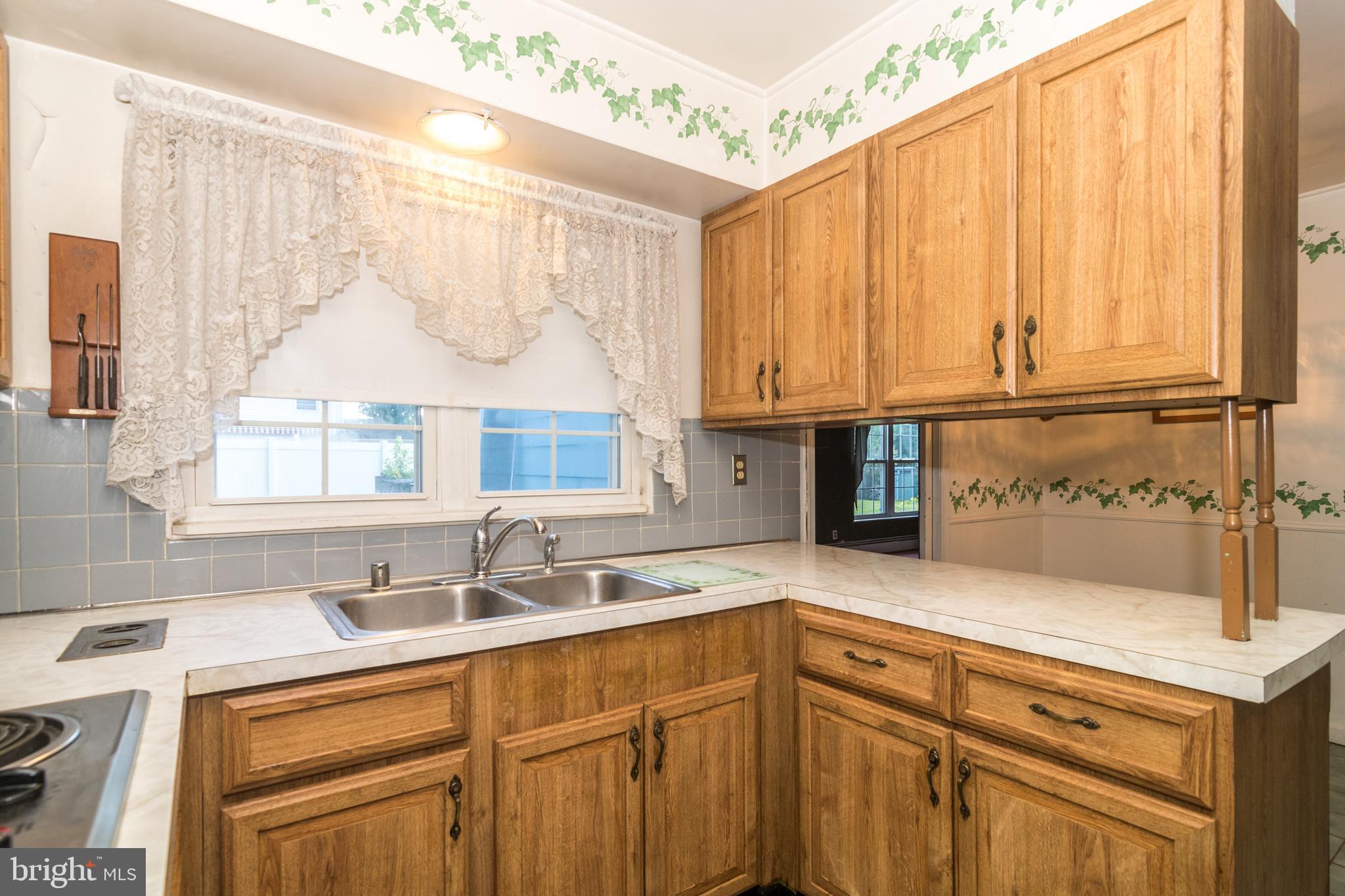 4 Tweed Road Levittown, PA 19056 - Photo 15 of 34 Kitchen