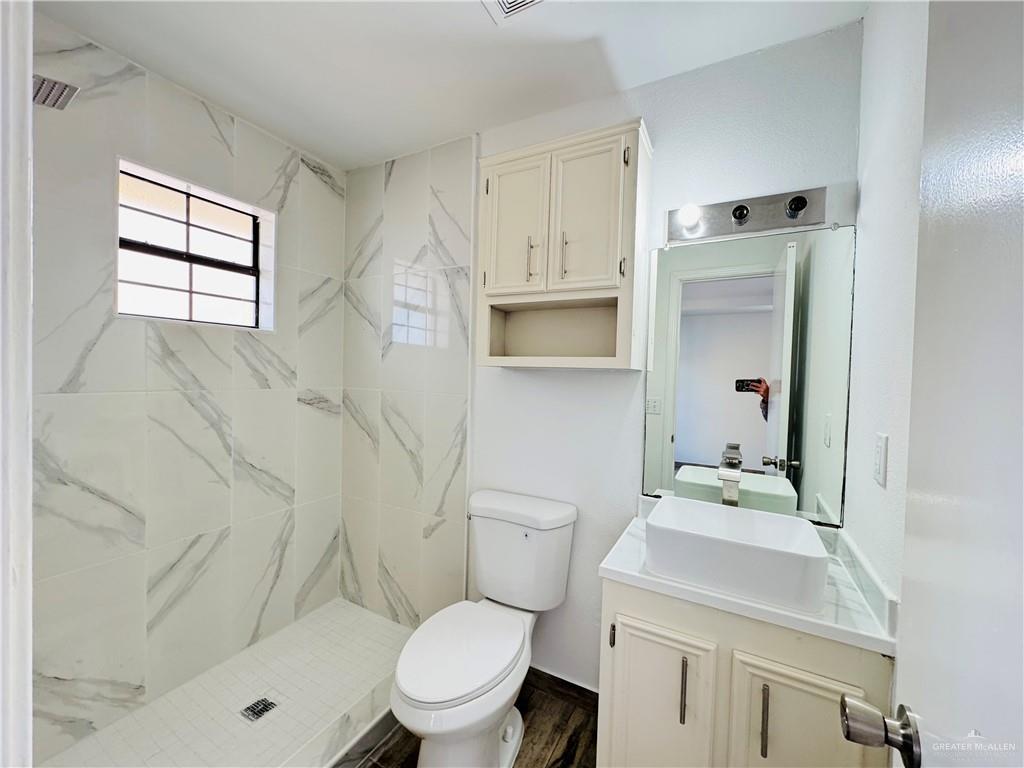 1505 Esperanza Avenue Hidalgo, TX 78557 - Photo 9 of 25 Primary bathroom