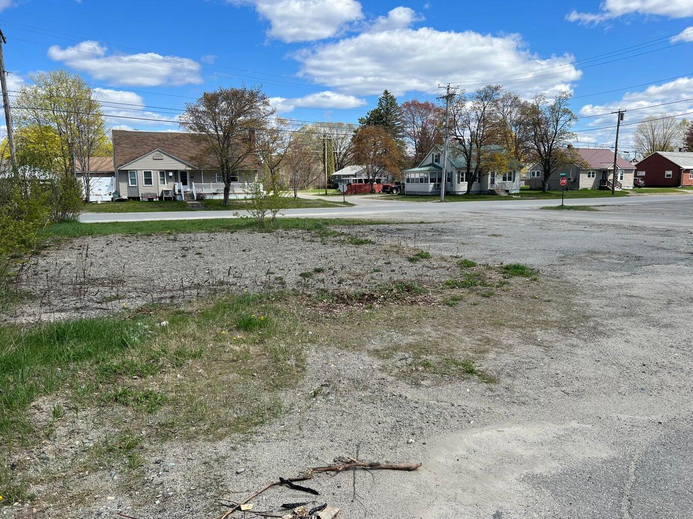 45 Pine Street Millinocket, ME 04462 - Photo 3 of 5 20230511172107847018000000-o