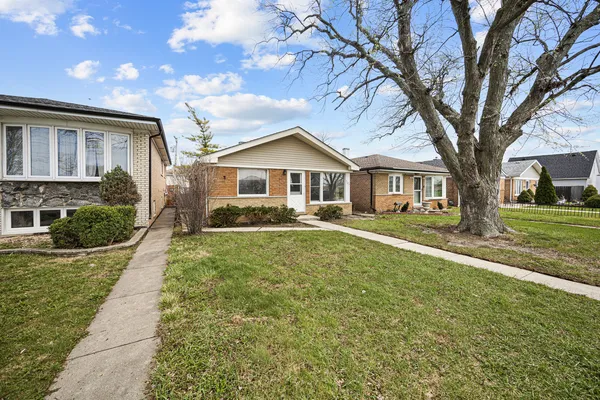 $317,000 | 7727 New England Avenue, Burbank, IL 60459