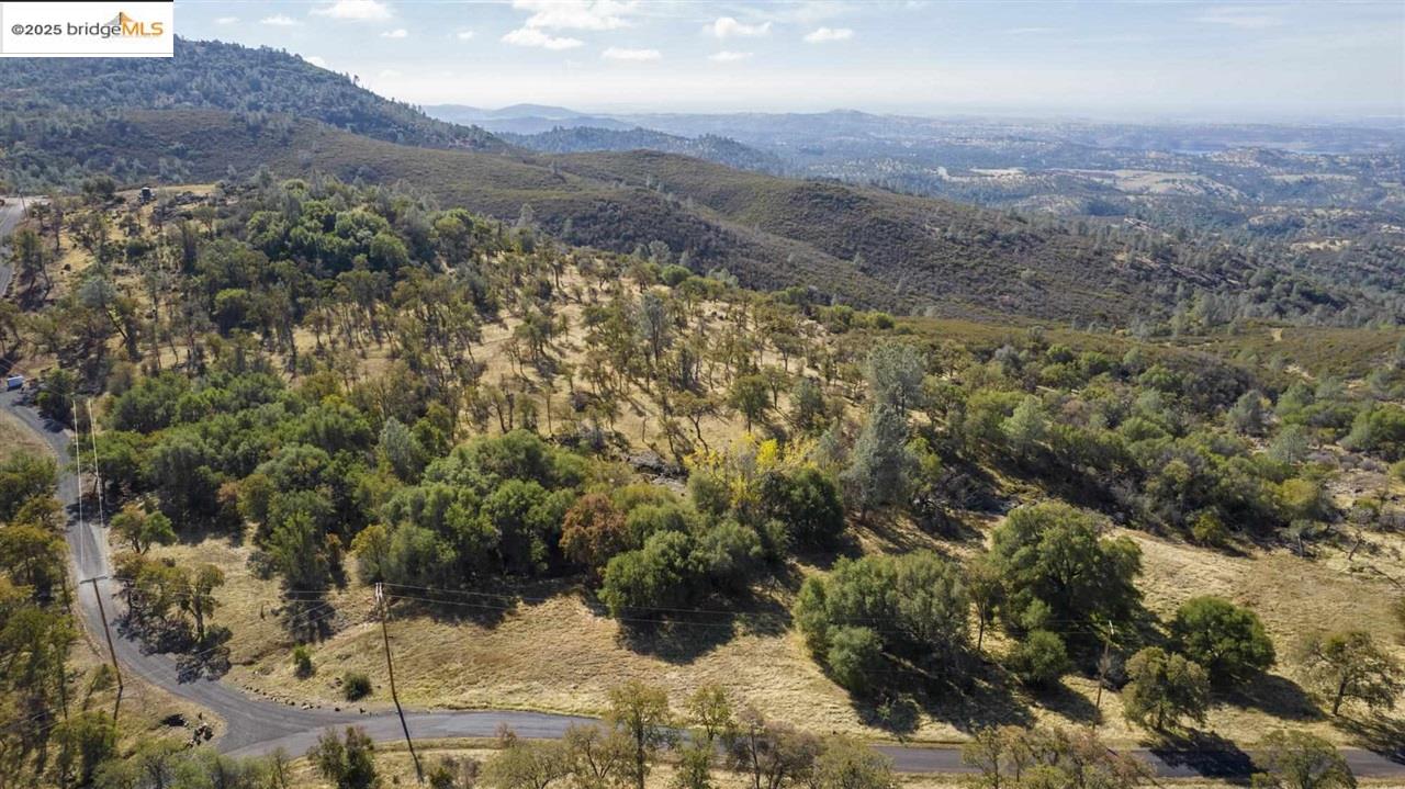 16275 Moccasin Ranch, Unit PARCEL 29 Turlock, CA 95382 - Photo 19 of 27 a view of a yard with mountains in the background
