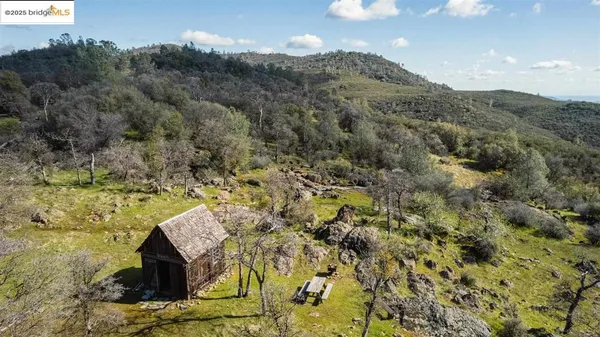 a view of houses with sky view