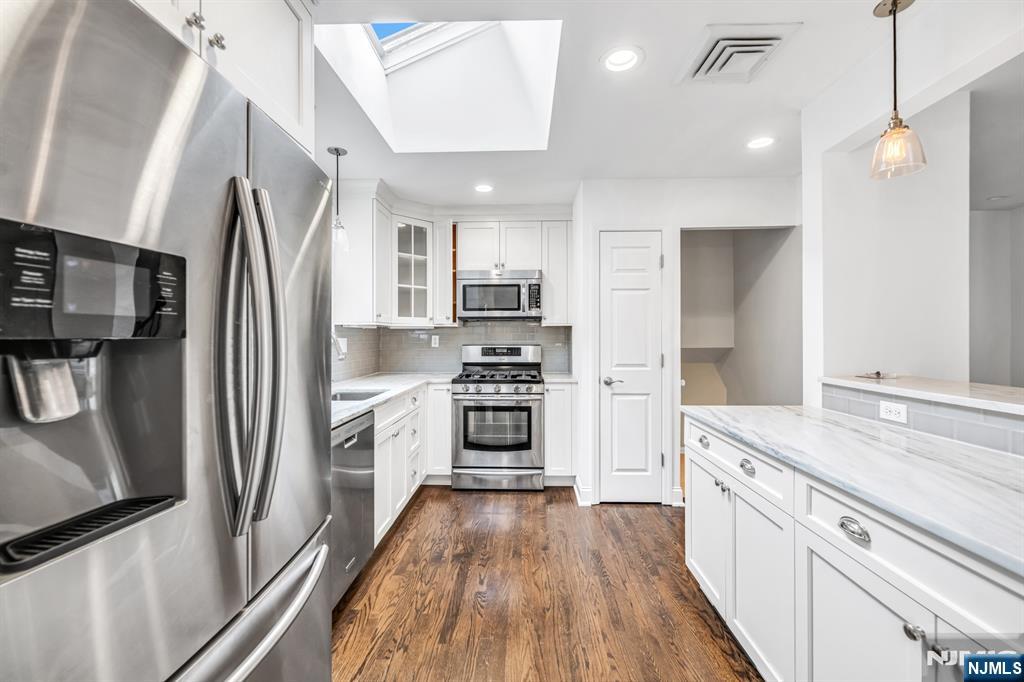 23 Hampshire Road Paramus, NJ 07652 - Photo 6 of 29 Gallery Image 6