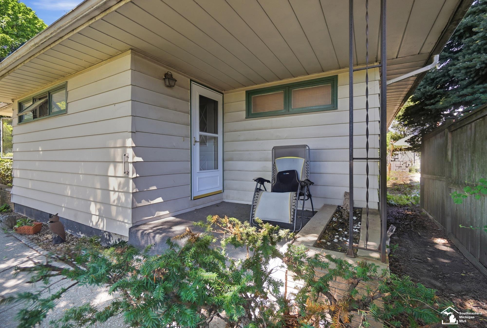 904 Custer Street Monroe, MI 48161 - Photo 4 of 42 50213237-56a05b04-5579-418b-bfbd-e3788b0cf843.JPG