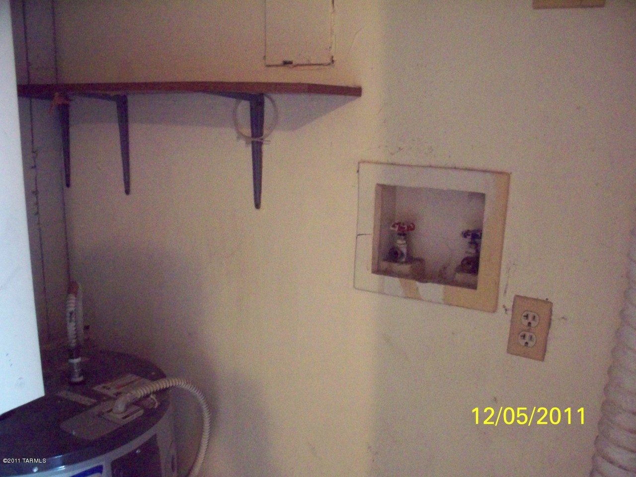 7777 East Golf Links Road, Unit 2205 Tucson, AZ 85730 - Photo 20 of 22 a room with a door and a painting on the wall