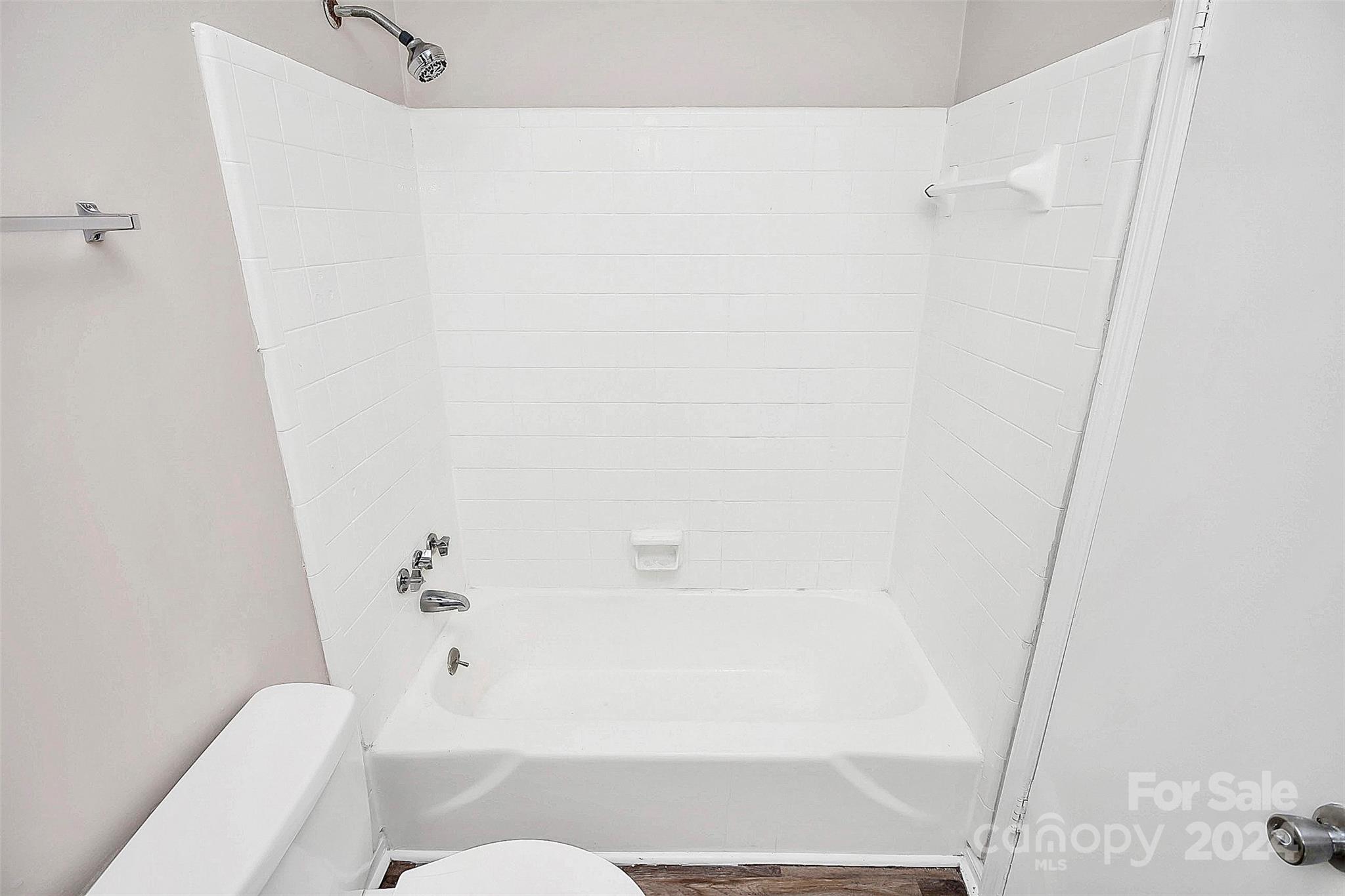1120 Claremont Road Charlotte, NC 28214 - Photo 19 of 37 a bathroom with a bathtub and toilet
