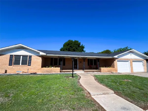 $275,000 | 211 South Crockett Street, Henrietta, TX 76365