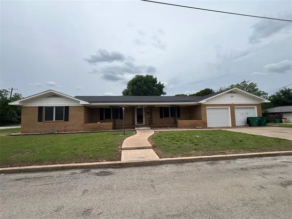 $275,000 | 211 South Crockett Street, Henrietta, TX 76365