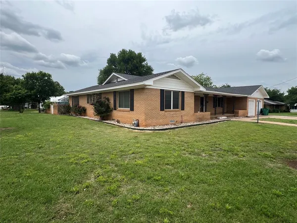 $275,000 | 211 South Crockett Street, Henrietta, TX 76365