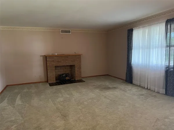 $275,000 | 211 South Crockett Street, Henrietta, TX 76365