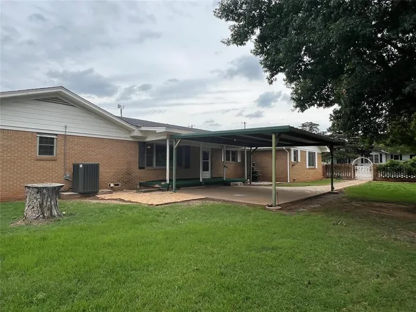 $275,000 | 211 South Crockett Street, Henrietta, TX 76365