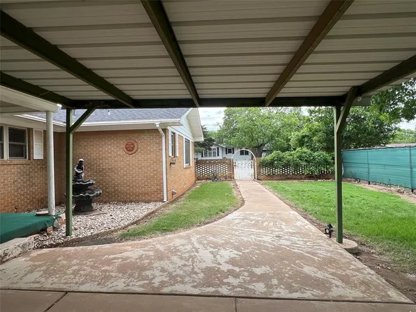 $275,000 | 211 South Crockett Street, Henrietta, TX 76365