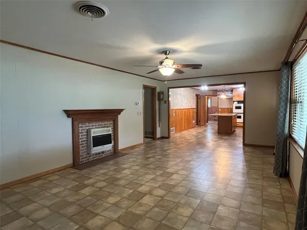 $275,000 | 211 South Crockett Street, Henrietta, TX 76365