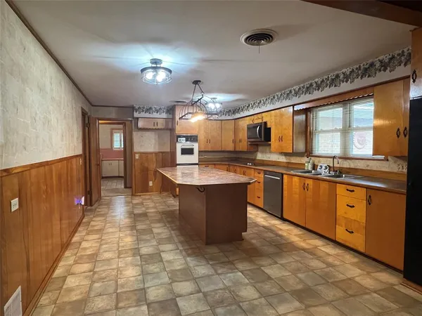 $275,000 | 211 South Crockett Street, Henrietta, TX 76365