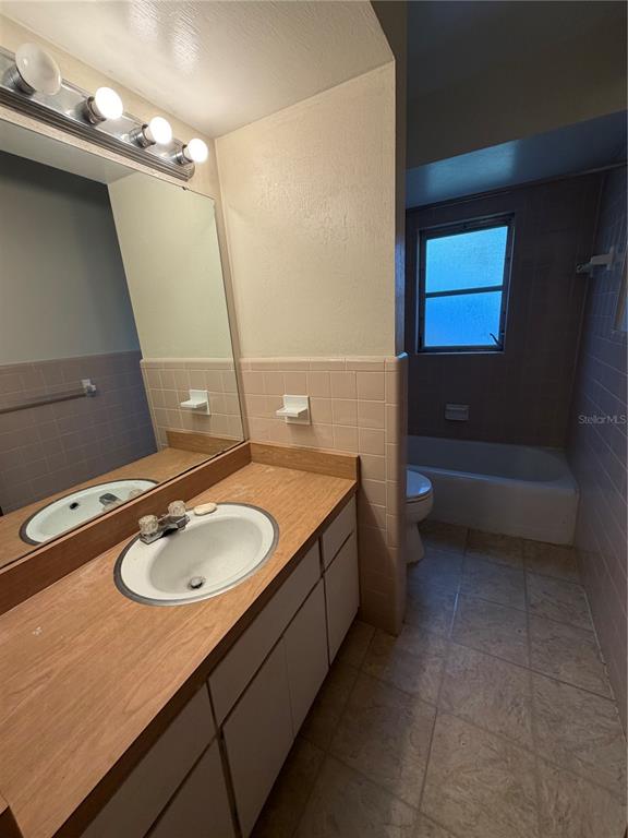 517 London Road Winter Park, FL 32792 - Photo 11 of 13 a bathroom with a sink and a mirror