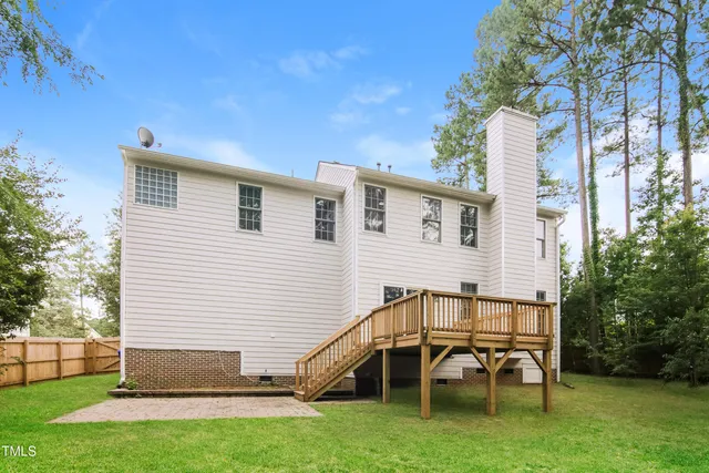 a view of a house with backyard