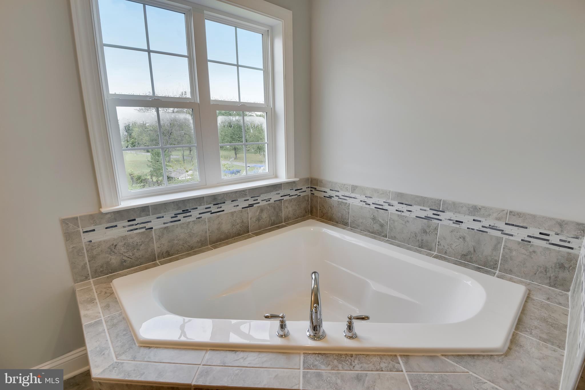 334 River Road Arnold, MD 21012 - Photo 20 of 30 Master Bath has a soaking tub.