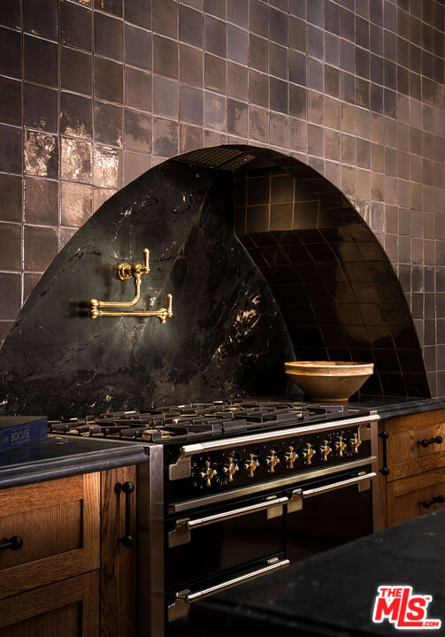 11945 Lockridge Road Studio City, CA 91604 - Photo 3 of 36 a close view of stove