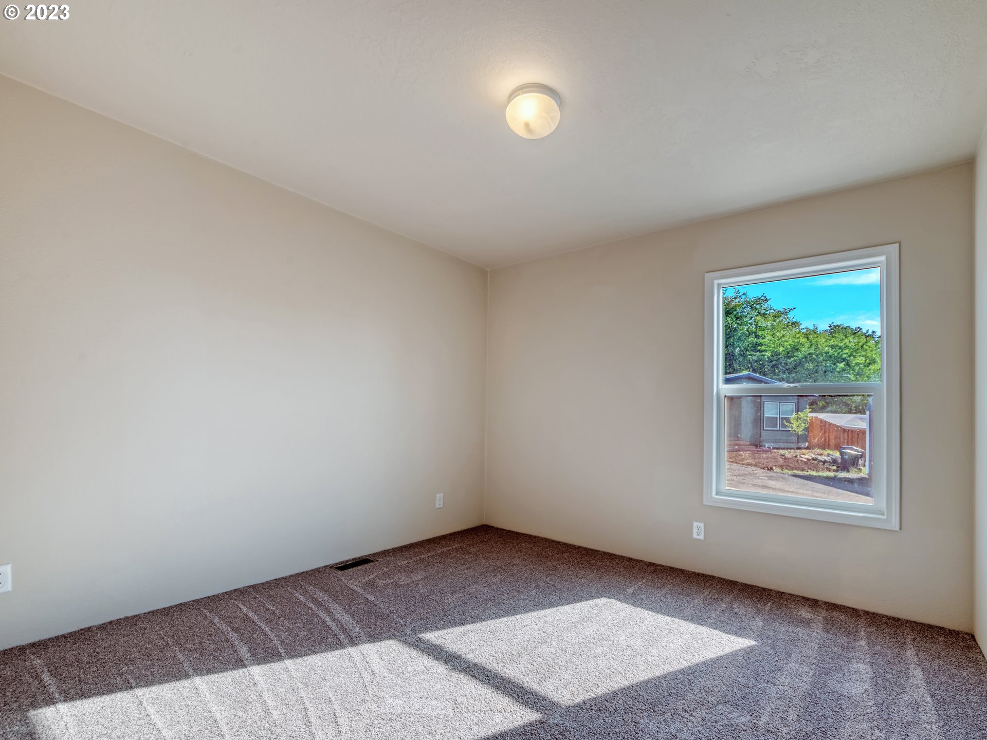 4689 Union Terrace Springfield, OR 97478 - Photo 15 of 24 an empty room with windows