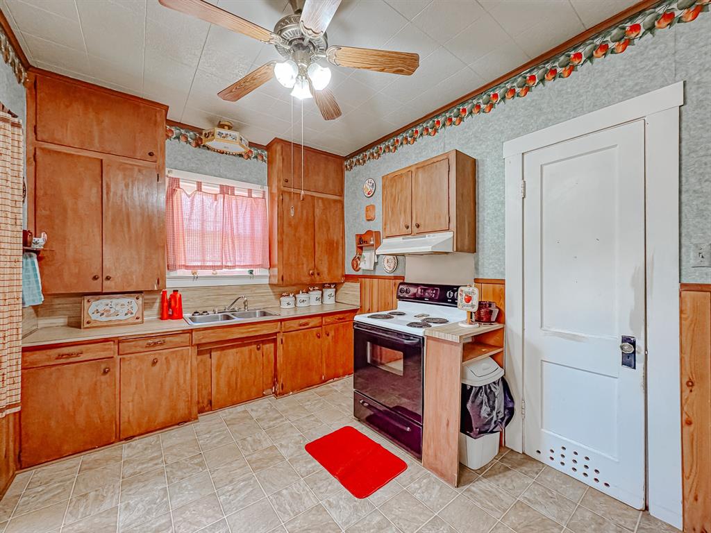 512 Southwest 2nd Street Kerens, TX 75144 - Photo 9 of 26