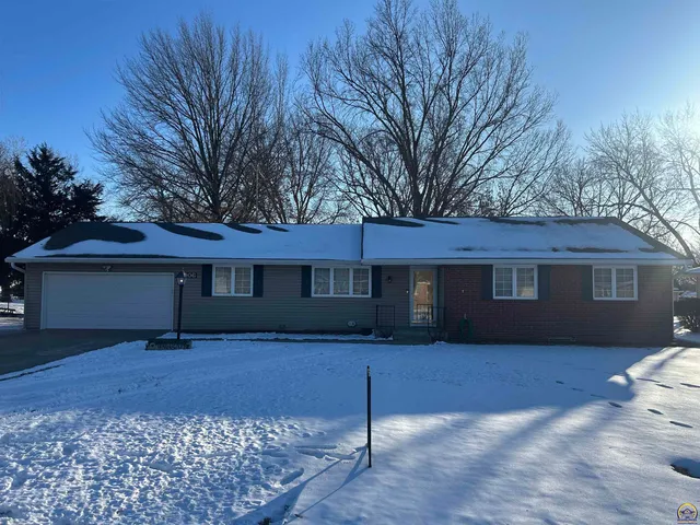 $289,000 | 3006 Southeast Downing Drive, Topeka, KS 66605