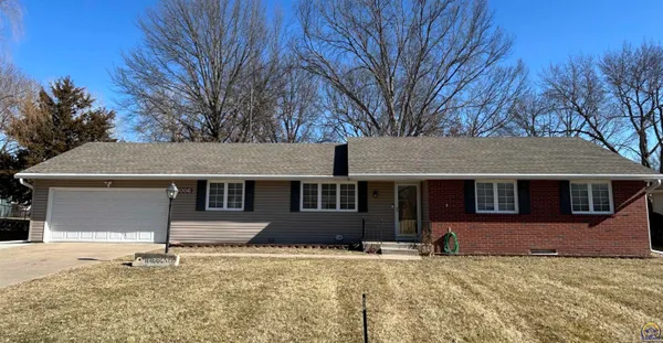$289,000 | 3006 Southeast Downing Drive, Topeka, KS 66605