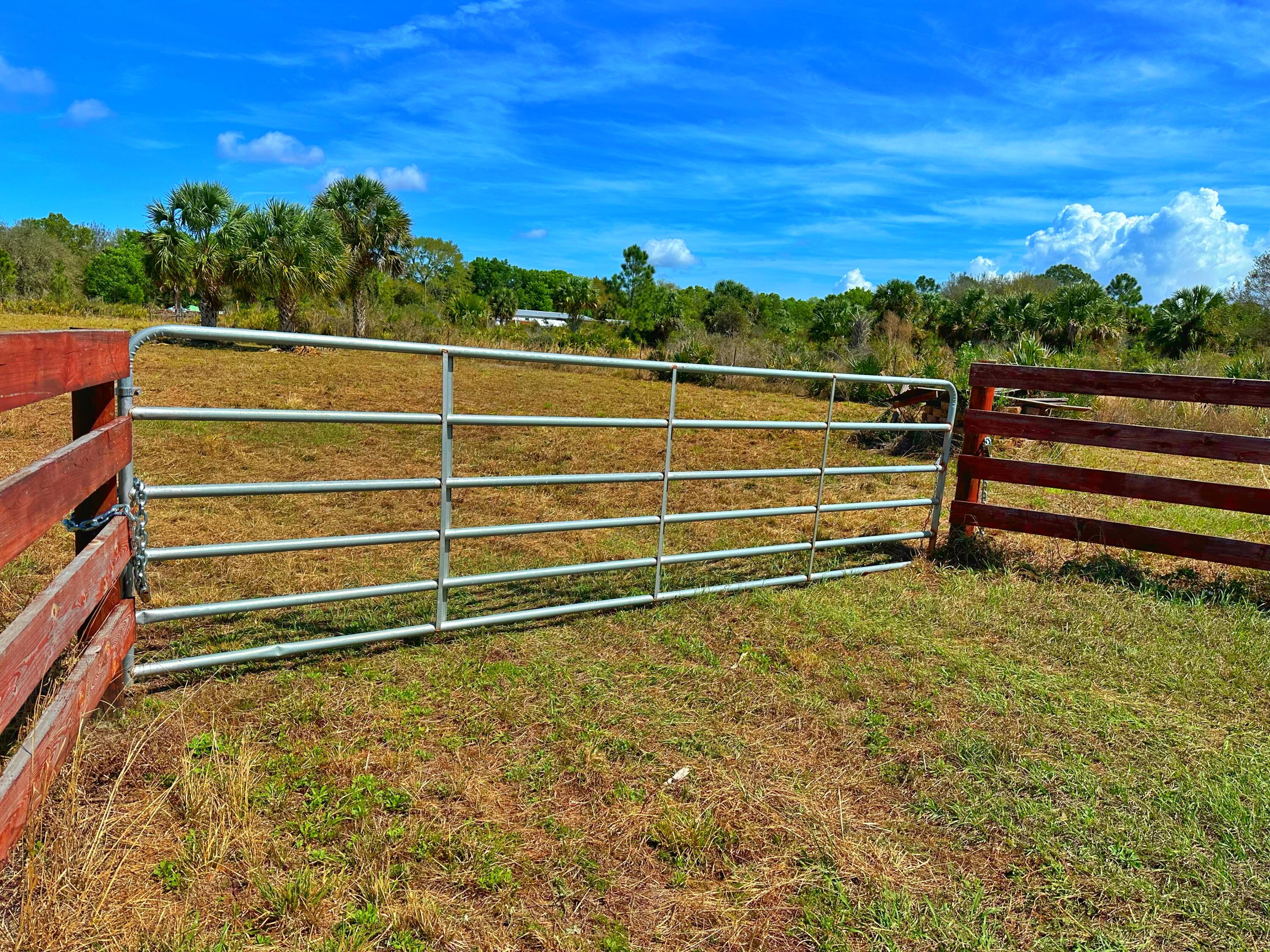 19785 Northwest 284th Street Okeechobee, FL 34972 - Photo 2 of 13 Front Gate
