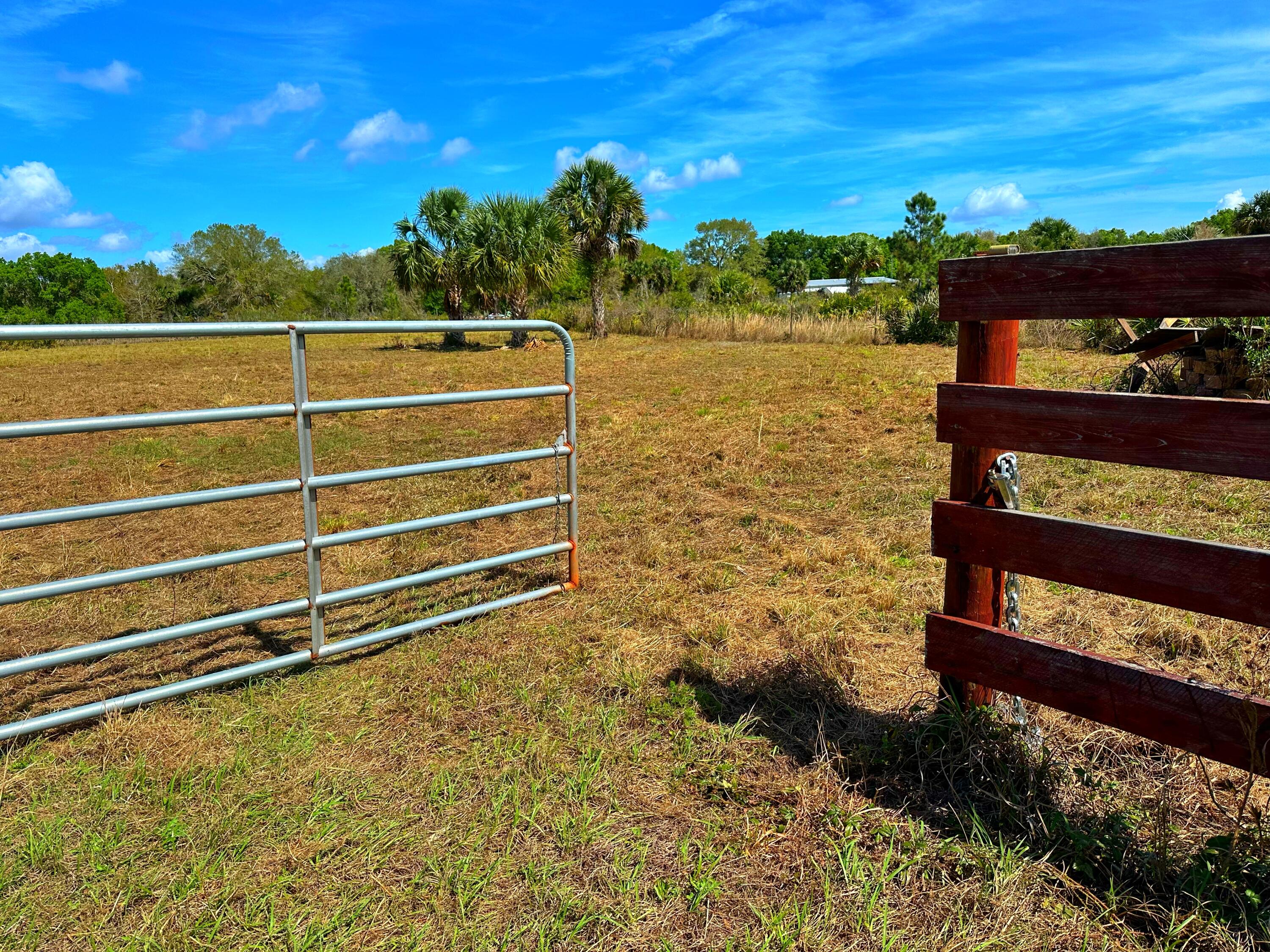 19785 Northwest 284th Street Okeechobee, FL 34972 - Photo 3 of 13 Front Gate