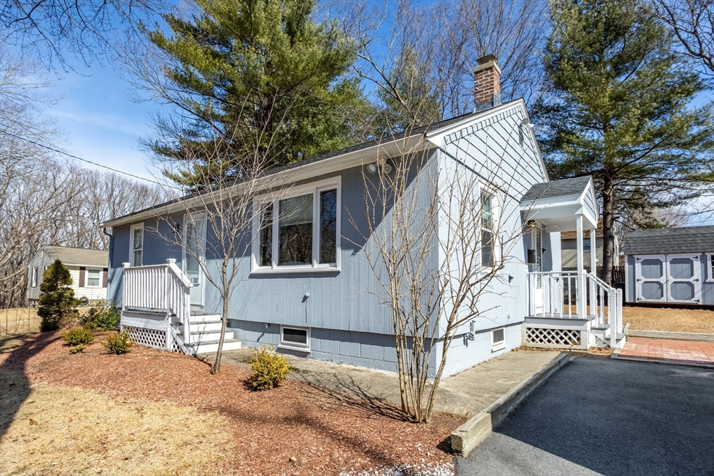 86 Wayside Road Worcester, MA 01605 - Photo 2 of 37 Gallery Image 2