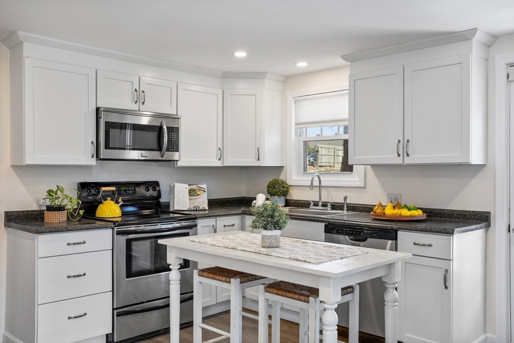 86 Wayside Road Worcester, MA 01605 - Photo 9 of 37 Gallery Image 9