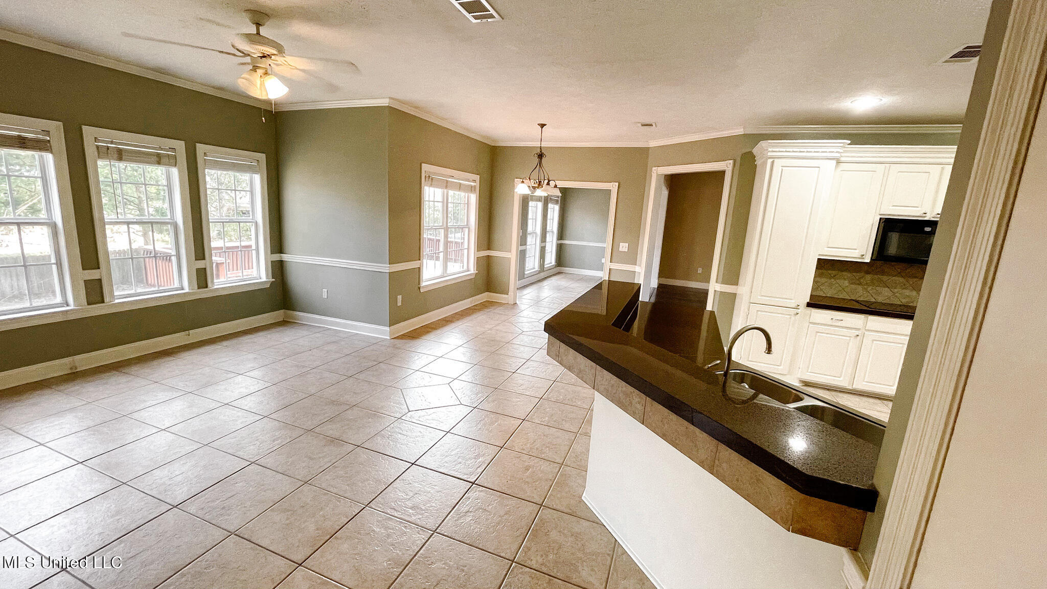 136 Copper Ridge Drive Brandon, MS 39042 - Photo 6 of 22 Living area/breakfastnook