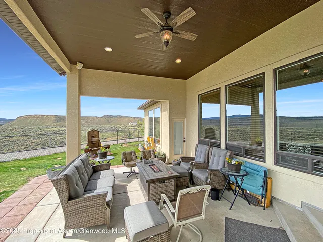 a view of livingroom with furniture