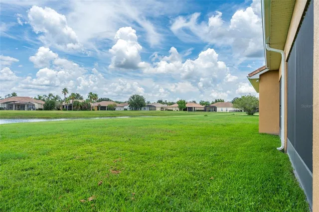 a view of yard with green space