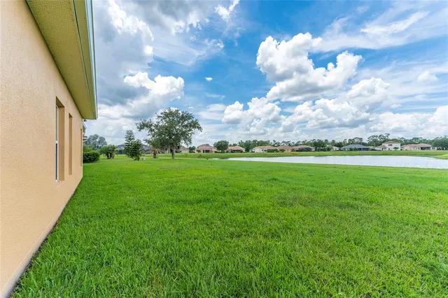 a view of yard with green space