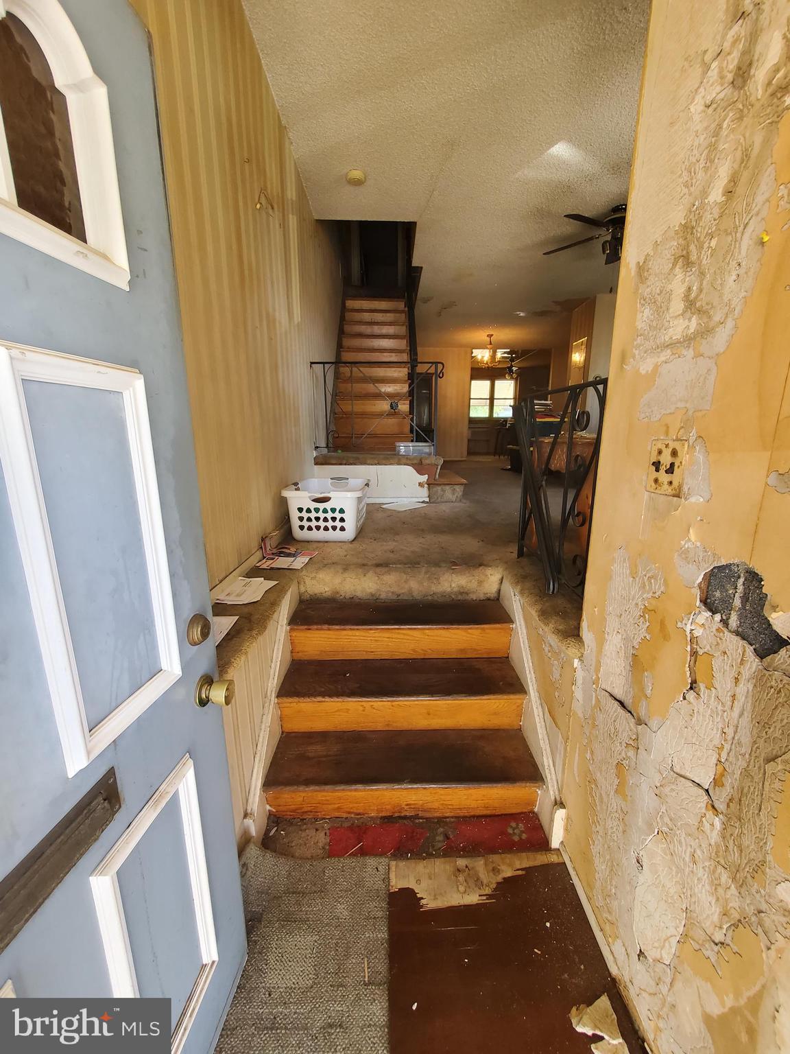 10924 Modena Place Philadelphia, PA 19154 - Photo 3 of 12 Traditional straight through layout