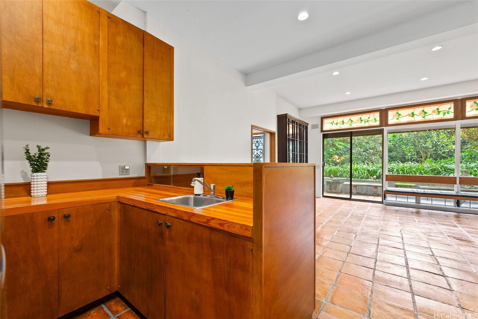 156 Forest Ridge Way Honolulu, HI 96822 - Photo 13 of 25 a room with sink and view of living room