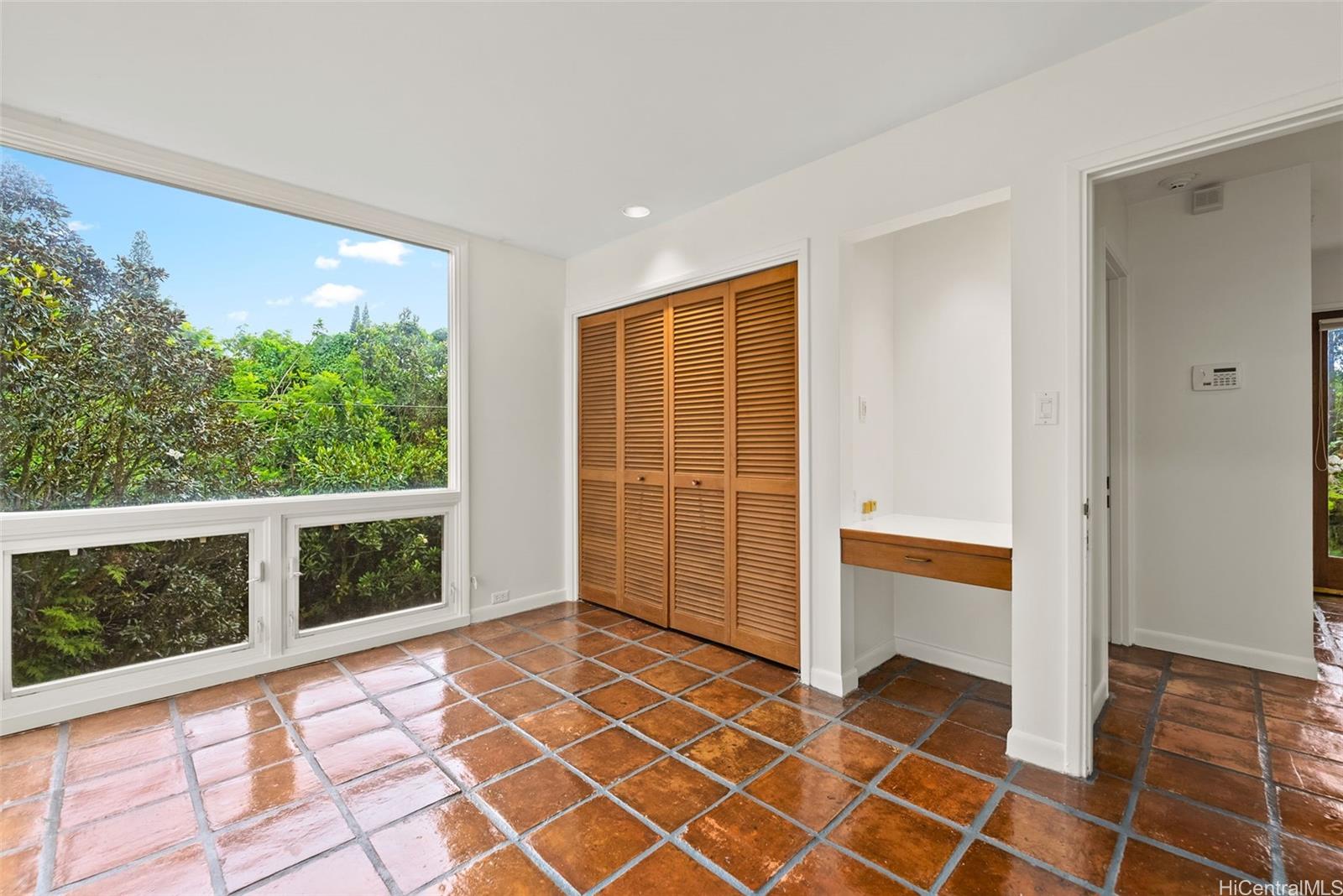 156 Forest Ridge Way Honolulu, HI 96822 - Photo 20 of 25 a view of an empty room with a window