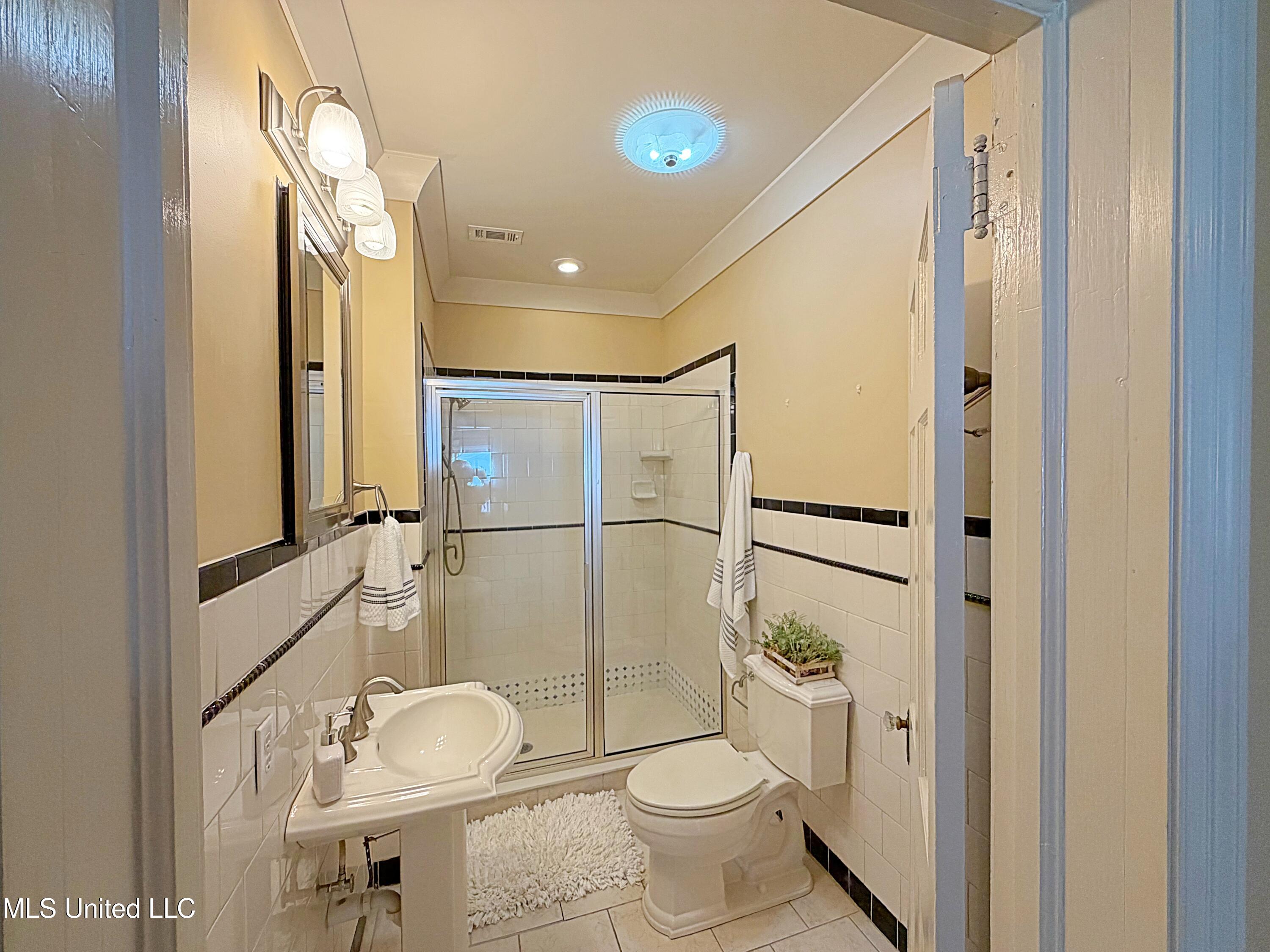 220 North Pearl Street Carthage, MS 39051 - Photo 13 of 33 Hall bath