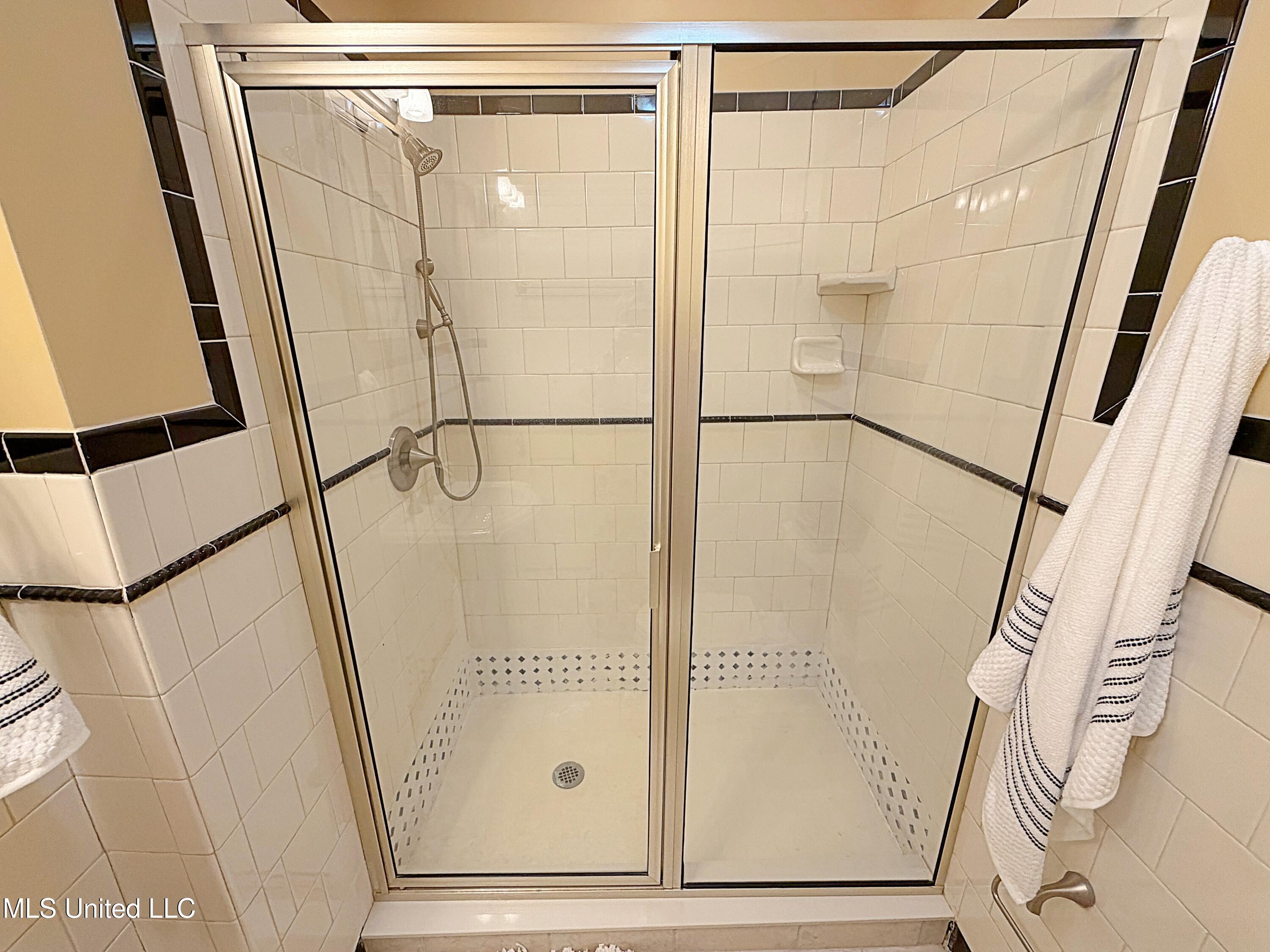 220 North Pearl Street Carthage, MS 39051 - Photo 14 of 33 hall shower